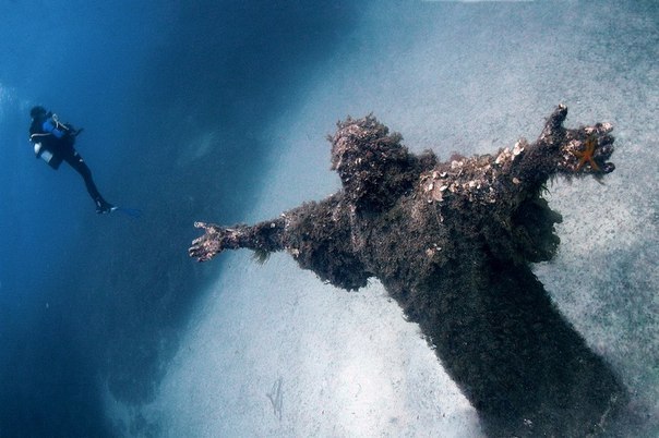 Гигантская статуя на дне океана