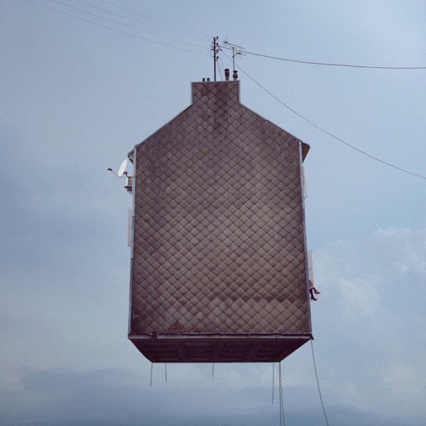 Chehere Laurent – французский художник, который в своих работах любит удивлять и манипулировать с фотографиями. В своей последней серии под названием  Летающие дома” художник подымает архитектуру на новый уровень, вырывая здания из городского контекста и помещает их среди плавающих облаков.