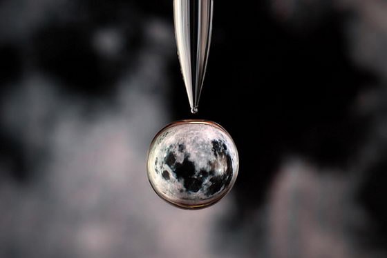 Немецкий фотограф Markus Reugels с помощью высокоскоростной камеры снимает падающие капли воды, в которых отражается окружающий их фон. В качестве фона он использует спутниковые снимки высокого разрешения, снимки планет или различные узоры.