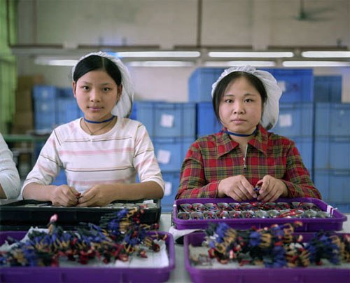 Рабочие делают игрушки в провинции Guangdong, Китай