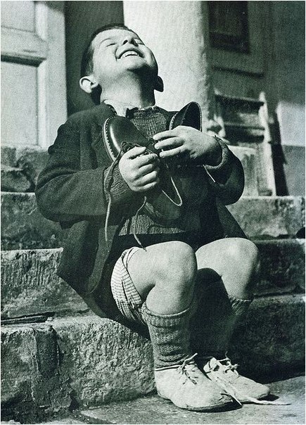 6–летний мальчишка из приюта получил в подарок от Красного Креста порцию запредельного счастья- новые ботинки. 1946 год