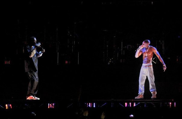 Снуп Догг выступает на сцене фестиваля Coachella-2012 вместе с голографическим изображением Тупака Шакура.
