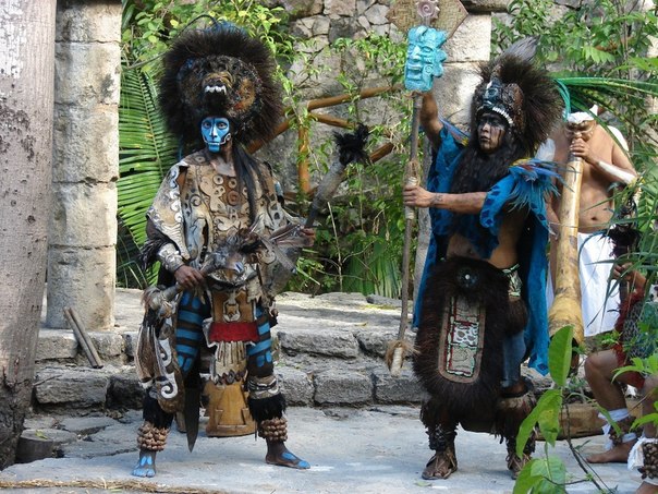 Жрецы древних верований майя  выполняют ритуал очищения в Гватемале во время празднования 21 декабря конца цикла майя , известного как 13-й бактун.