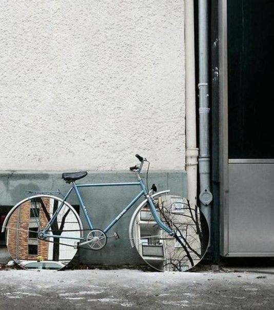 Велосипед с зеркальными колесами.