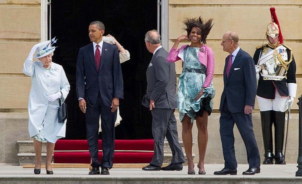 Елизавета II, Барак и Мишель Обама противостоят порывам ветра.