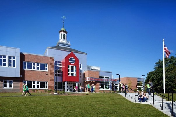 Школа в Конкорде (Нью Гемпшир, США) Красочное и комфортное пространство создает отличную атмосферу для учебы и отдыха детей.