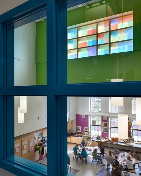 Школа в Конкорде (Нью Гемпшир, США) Красочное и комфортное пространство создает отличную атмосферу для учебы и отдыха детей.