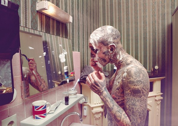 Рик Дженест (Rick Genest) – канадский манекенщик, известный также как Zombie Boy и Рико, тело которого на 80 процентов покрыто татуировками, имитирующими человеческий скелет.