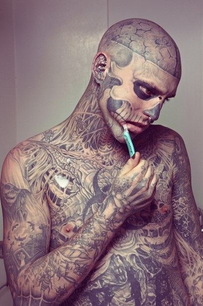 Рик Дженест (Rick Genest) – канадский манекенщик, известный также как Zombie Boy и Рико, тело которого на 80 процентов покрыто татуировками, имитирующими человеческий скелет.