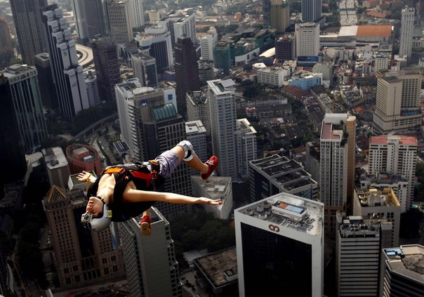 Французская бейсджампер Флориан Пеи (Florian Pays) прыгает с 421-метровой телебашни «Менара Куала-Лумпур», Куала-Лумпур, Малайзия.