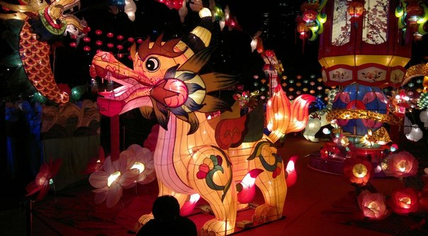 В китайской культуре есть много замечательных традиций. Одной из них является древний Праздник середины осени. В современной интерпретации Праздник середины осени — это ночь любования Луной, сопровождаемая фантастической иллюминацией, возжиганием благовоний и запуском фонариков.