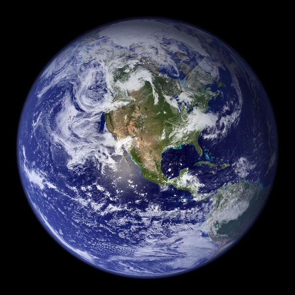 Этот снимок под названием  синий мрамор” — самое детальное цветное изображение всей Земли, сделанное до 2002. Используя коллекцию фотографий со спутника, ученые и визуализаторы сшили вместе результаты долгих месяцев наблюдений за поверхностью земли, океанами, морским льдом и облаками в истинно-цветную мозаику без всяких швов. Это одна из самых распространенных и знаменитых фотографий Земли.