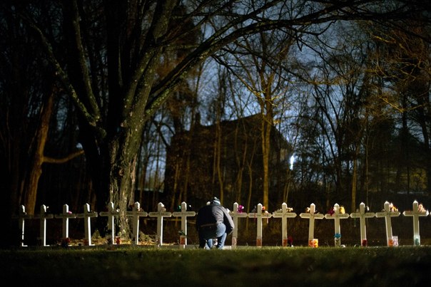 Кресты, установленные в память о жертвах бойни в школе Сэнди Хук. Ньютаун, штат Коннектикут, США.