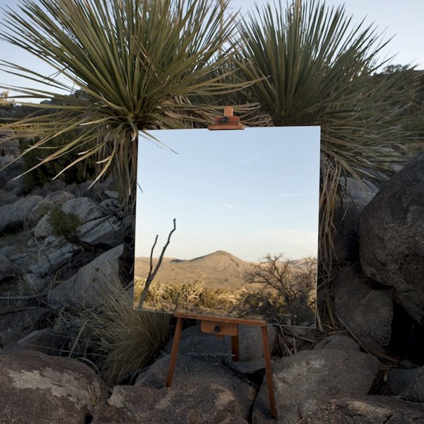 У американского фотографа Дэниела Кукла довольно необычный подход к созданию своих работ. В своих фотографиях автор пытается показать новый взгляд на постоянно меняющийся мир природы. В новой серии «Краевой эффект» (The Edge Effect), Даниэль использовал в качестве холста — зеркало, а пейзажи на поверхности писала сама природа.