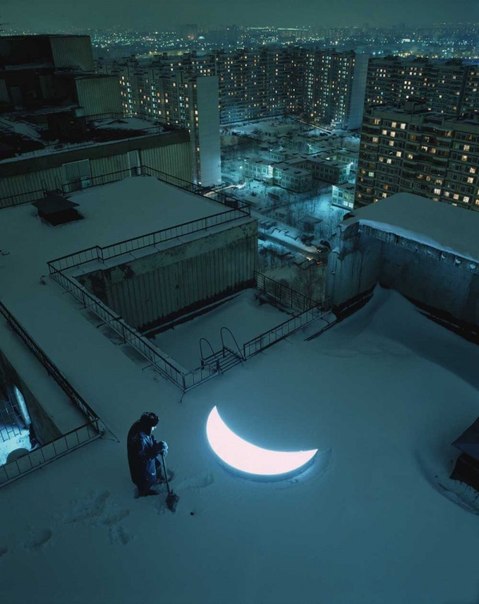 Российский художник Леонид Тишков и фотограф Борис Бендиков разработали волшебный проект под названием "Личная луна". Тишков называет эту романтическую инсталляцию "визуальной поэмой, в которой рассказывается история о человеке, который нашел Луну и остался с нею на всю жизнь."