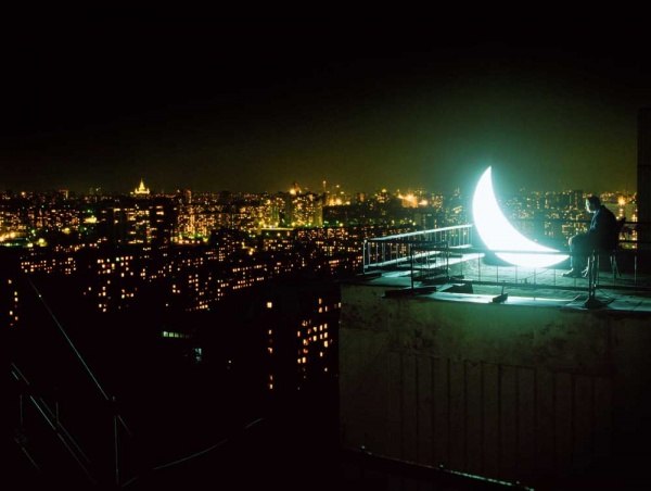 Российский художник Леонид Тишков и фотограф Борис Бендиков разработали волшебный проект под названием "Личная луна". Тишков называет эту романтическую инсталляцию "визуальной поэмой, в которой рассказывается история о человеке, который нашел Луну и остался с нею на всю жизнь."