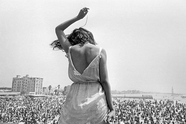 Девушка танцует на сцене рок фестиваля «Венис Бич»,1968 год. Фотография Денниса Стока.