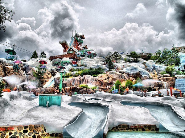 Компания Disney имеет целую сеть тематических парков по всему миру. В нее, в том числе, входит и аквапарк Disney's Blizzard Beach, находящийся в составе курорта Walt Disney World Resort. Расположен он возле города Орландо в американском штате Флорида .