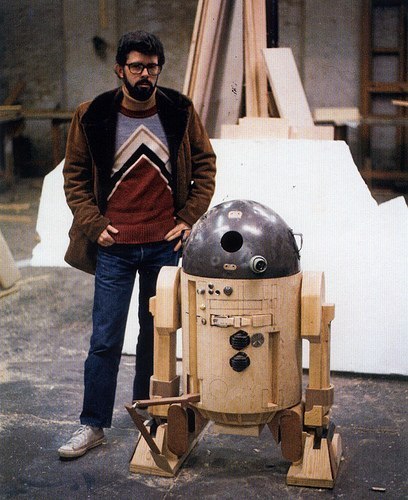 Джордж Лукас и R2-D2.