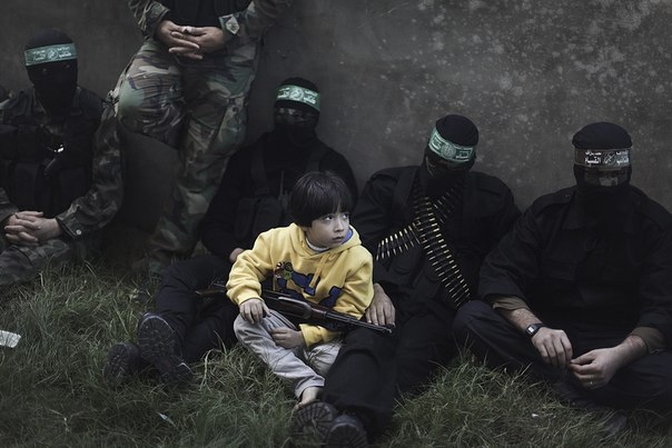 Члены бригад «Изз ад-Дин аль-Кассам» — боевого крыла ХАМАС — во время визита главы организации Халеда Машаля в Газу, Палестинская автономия.