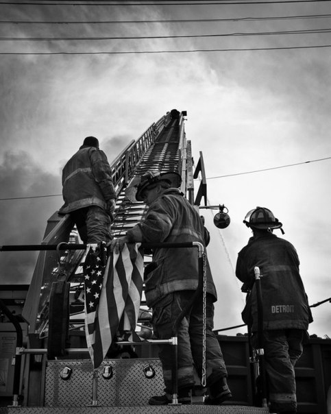 Фотопроект «Больше, чем работа» Брайана Дэя, который с 2009 по 2012 год фотографировал местных героев-пожарных за работой.