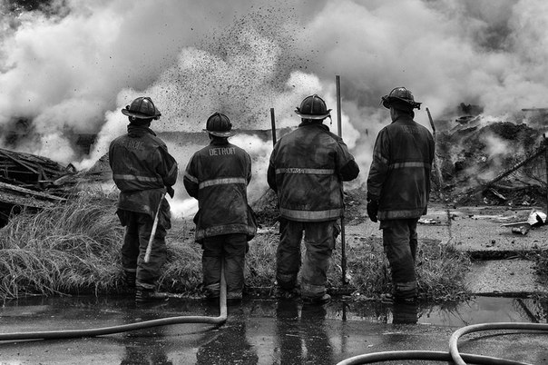 Фотопроект «Больше, чем работа» Брайана Дэя, который с 2009 по 2012 год фотографировал местных героев-пожарных за работой.