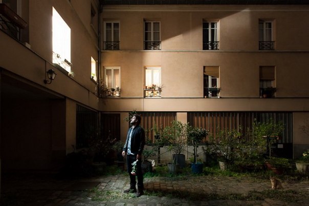 Французский фотограф Жульен Мове предлагает серию Hopeless Romantic, срежиссированную совместно с Полиной Балле. Это романтическая история, сыгранная двумя актерами, в фотографиях.