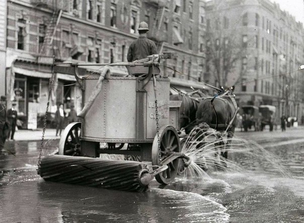 «Машина» для уборки улиц с 2-мя лошадиными силами. Нью-Йорк начала прошлого века.