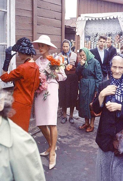 Всемирно известный дом- Dior был одним из первых, кто прошел через «железный занавес» СССР. В июне 1959 года группа из 12 моделей приезжает в Москву демонстрировать коллекцию Christian Dior.