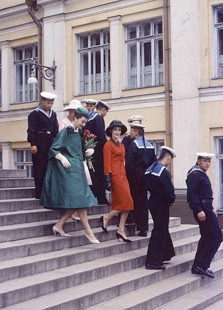Всемирно известный дом- Dior был одним из первых, кто прошел через «железный занавес» СССР. В июне 1959 года группа из 12 моделей приезжает в Москву демонстрировать коллекцию Christian Dior.
