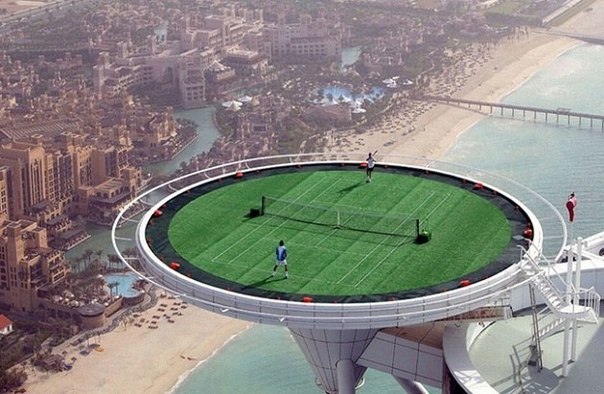 Большой теннис на вертолетной площадке в Дубаи