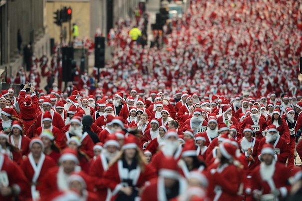 Тысячи бегунов в костюмах Санта-Клаусов принимают участие в забеге Glasgow Santa Dash 2012, Глазго, Шотландия.
