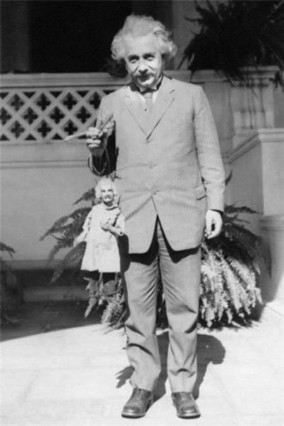 Альберт Эйнштейн с куклой в виде самого себя.