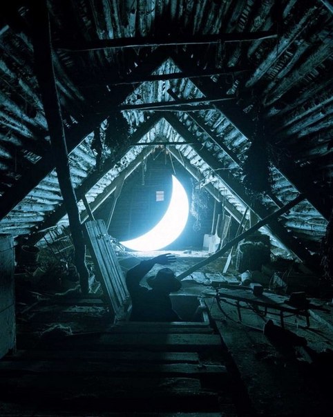 Российский художник Леонид Тишков и фотограф Борис Бендиков разработали волшебный проект "Личная луна", Тишков называет эту романтическую инсталляцию "визуальной поэмой, в которой рассказывается история о человеке, который нашел Луну и остался с нею на всю жизнь."