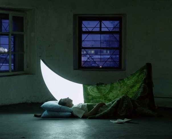 Российский художник Леонид Тишков и фотограф Борис Бендиков разработали волшебный проект "Личная луна", Тишков называет эту романтическую инсталляцию "визуальной поэмой, в которой рассказывается история о человеке, который нашел Луну и остался с нею на всю жизнь."