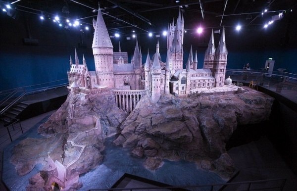 Модель замка Хогвартс была построена для первого фильма «Гарри Поттер и Философский камень» и с тех пор использовалась в каждом фильме. Понадобилось 86 художников и 74 других членов команды, чтобы построить его. Модель занимает 16 метров в диаметре. Световые эффекты каждые 4 минуты меняют день на ночь, а горящие в башнях факелы создают впечатление жилого замка.