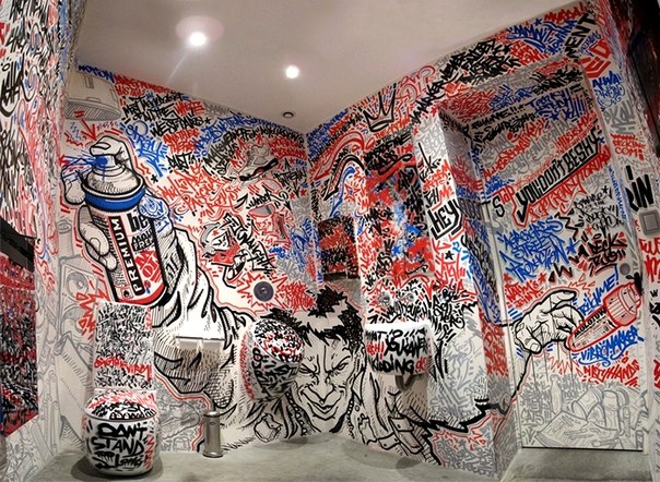 Некоторым людям настолько полюбились граффити на стенах и заборах, что они желают видеть такие рисунки в собственных квартирах. Именно таким, "комнатным" стрит-артом занимается французский художник под псевдонимом Deck Two.