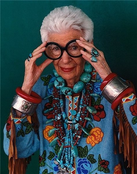 89-летняя Айрис Апфель — одна из самых экстравагантных женщин в мире моды. Она – дизайнер, коллекционер и создатель одной из престижнейших в мире фирм по производству тканей Old World Weavers.