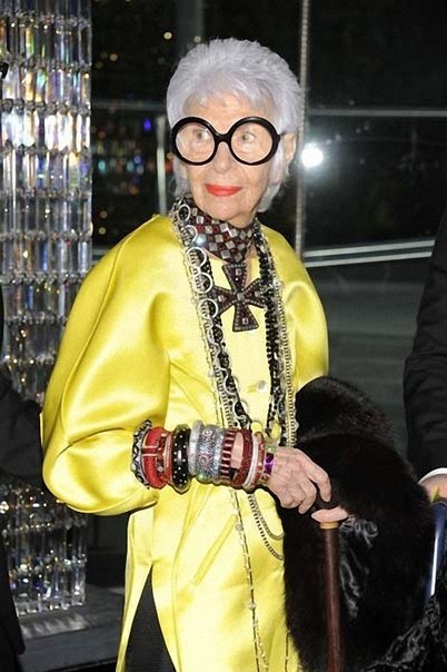 89-летняя Айрис Апфель — одна из самых экстравагантных женщин в мире моды. Она – дизайнер, коллекционер и создатель одной из престижнейших в мире фирм по производству тканей Old World Weavers.