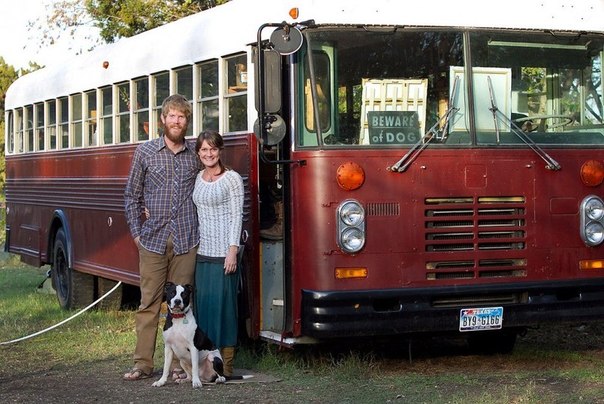 Американцы Майк и Натали Янг поженились и отправились в путешествие на собственном автобусе, который также служит им домом.