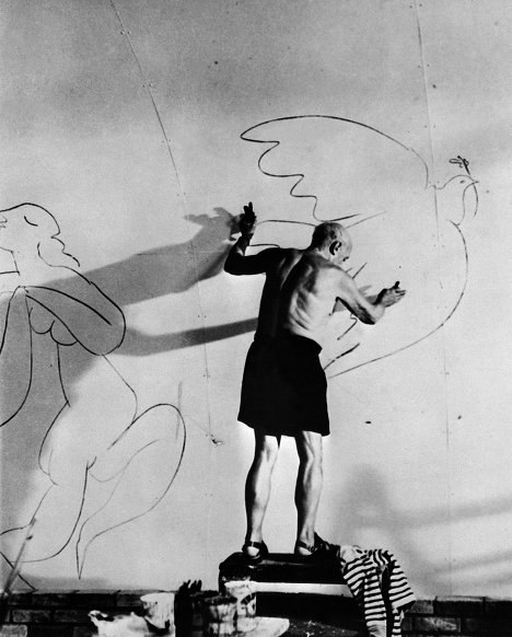 Пикассо рисует голубя на стене своего дома в Мужене. Август 1955.