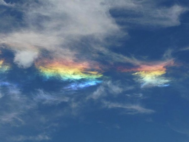 «Огненная радуга» - особый редкий вид горизонтальной радуги, которая возникает в перистых облаках, если Солнц находится выше 58 градусов над горизонтом.