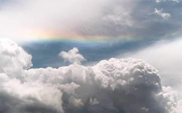 «Огненная радуга» - особый редкий вид горизонтальной радуги, которая возникает в перистых облаках, если Солнц находится выше 58 градусов над горизонтом.
