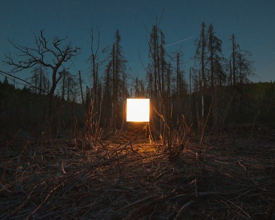 Фотограф из Монреаля Benoit Paillé работает над увлекательной серией пейзажей, используя искусственный метод освещения — светящийся куб.