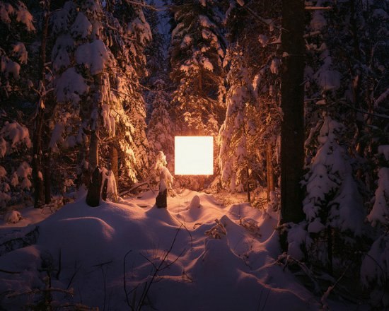 Фотограф из Монреаля Benoit Paillé работает над увлекательной серией пейзажей, используя искусственный метод освещения — светящийся куб.