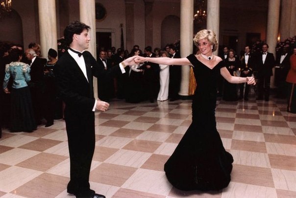 Принцесса Диана танцует с Джоном Траволтой на торжественном обеде в Белом Доме, 1985 год.