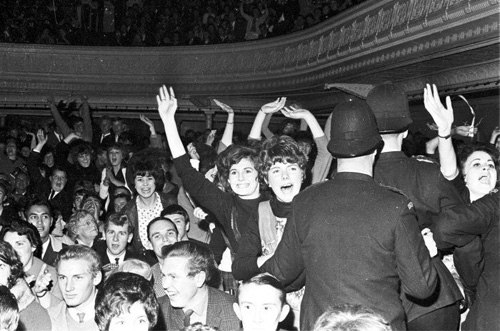 Невероятная популярность «Битлов» в 60-е годы с трудом поддается словесному описанию. Их первое турне, сопровождавшееся массовым безумием фанатов, прошло в летом 1963-го года по Англии. Именно тогда родилось явление, позже названное битломанией.