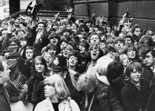 Невероятная популярность «Битлов» в 60-е годы с трудом поддается словесному описанию. Их первое турне, сопровождавшееся массовым безумием фанатов, прошло в летом 1963-го года по Англии. Именно тогда родилось явление, позже названное битломанией.