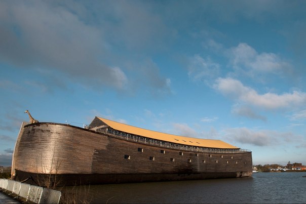 Полноразмерная модель Ноева ковчега, открытая для посетителей в городе Дордрехт, Голландия. Ковчег насчитывает 130 метров в длину и 23 метра в высоту, а внутри установлены чучела крупных животных.