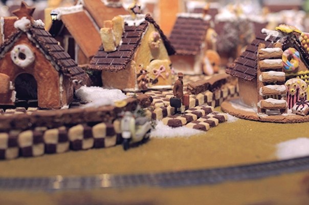 Городок из рождественских лакомств. Инсталляция из имбирного печенья от студии tha ltd.